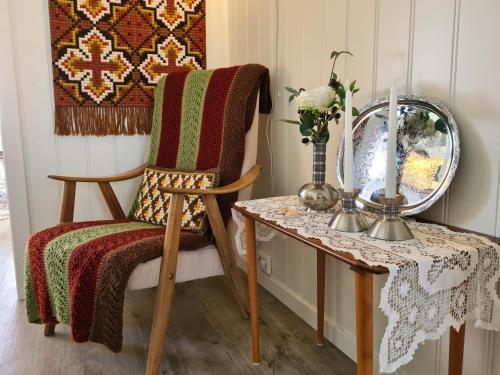 Ruang duduk di Lauvåsstua-Charming house by the sea