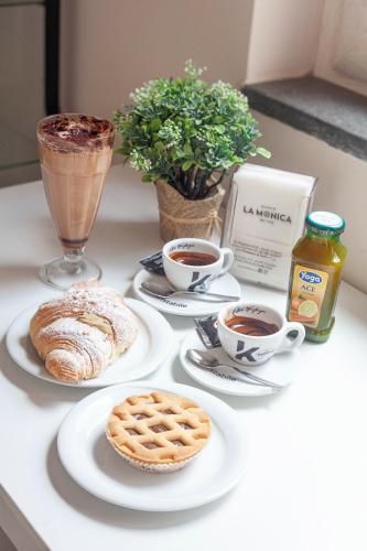 een tafel met twee kopjes koffie en koekjes erop bij B&B Peonies in Castellammare di Stabia