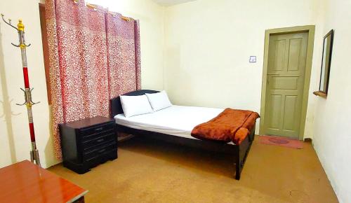 1 dormitorio pequeño con 1 cama en una habitación en Raahi Hotel City Site Gilgit, en Gilgit