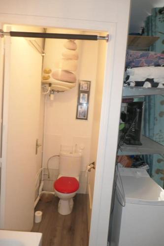une petite salle de bains avec toilettes et siège rouge dans l'établissement Paris-17 Batignolles/Montmartre, à Paris