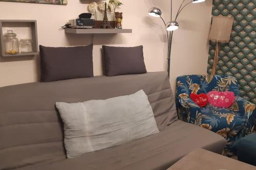 un salon avec un canapé et une chaise dans l'établissement Paris-17 Batignolles/Montmartre, à Paris