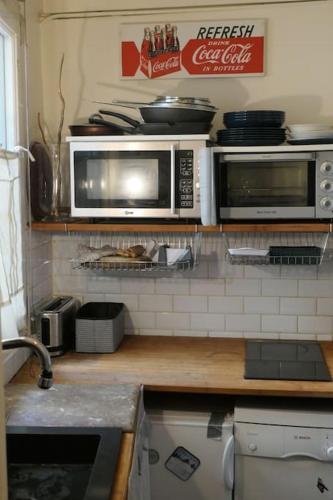 une cuisine avec deux micro-ondes au dessus dans l'établissement Paris-17 Batignolles/Montmartre, à Paris