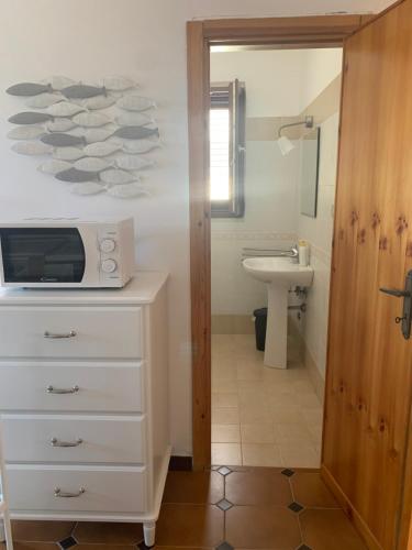 baño con microondas en la parte superior de una cómoda en Mari-Mare Home en Rodi Garganico