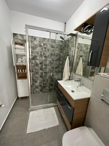 un baño con ducha y lavabo en GlamArt Apartment, en Craiova