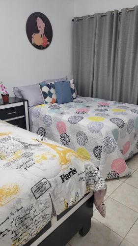a bedroom with a bed with a comforter on it at Apartamento acogedor con equipamiento premium in El Café