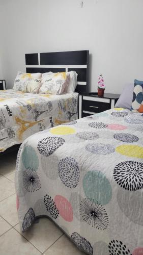 a bedroom with two twin beds with a comforter at Apartamento acogedor con equipamiento premium in El Café
