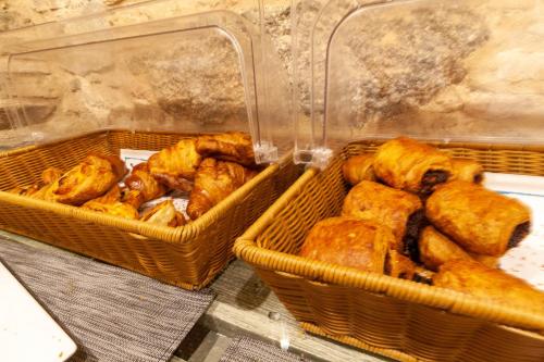 two baskets of food sitting on top of a table at Hotel Castell Blanc in Empuriabrava