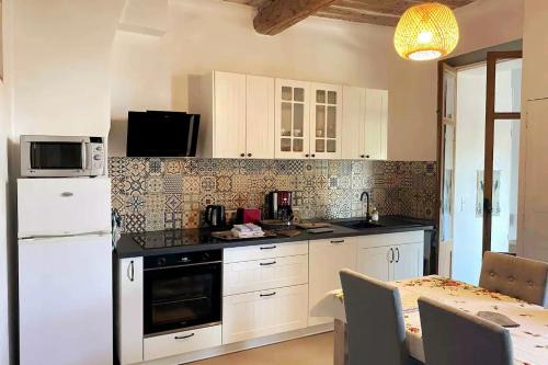 Kuchyň nebo kuchyňský kout v ubytování Appartement provençal avec terrasse dans le Var