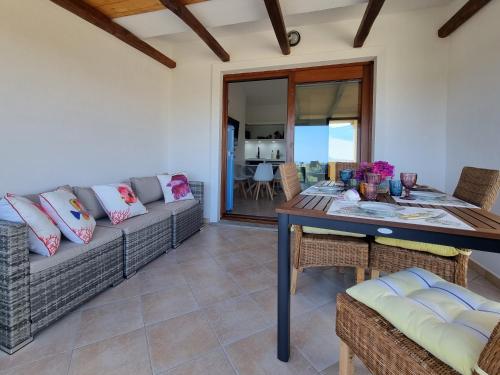 a living room with a couch and a table at Residenza Porto Istana in Murta Maria