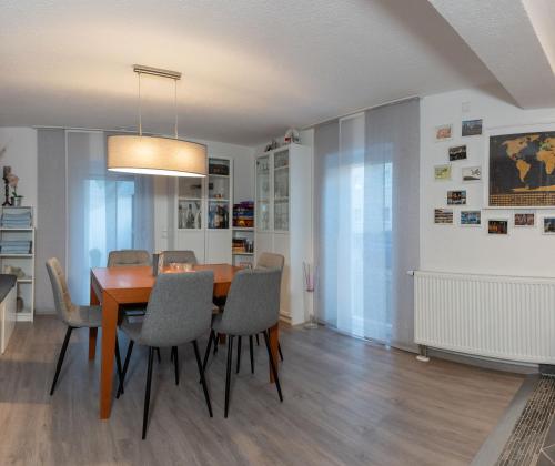 - une salle à manger avec une table et des chaises dans l'établissement #2 Großes Zimmer mit Pool und Garten, à Memmingen