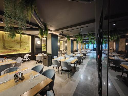 a restaurant with tables and chairs in a room at Fabesca Boutique Hotel & SPA in Sovata