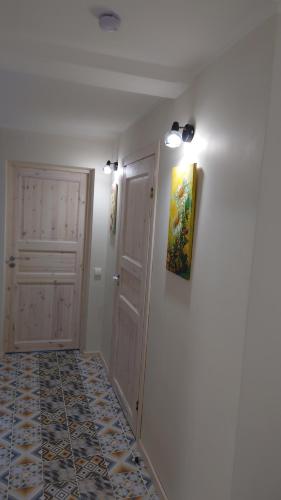 un couloir avec une porte et une peinture sur le mur dans l'établissement Druskininkų Pasaga, à Druskininkai