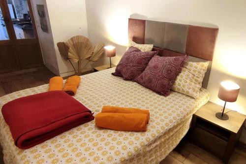 um quarto com uma cama grande e almofadas em Appartement provençal tout confort dans le Var em Les Arcs sur Argens
