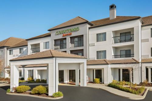 ein Hotel mit einem Pavillon in der Unterkunft Courtyard by Marriott Roseville in Roseville