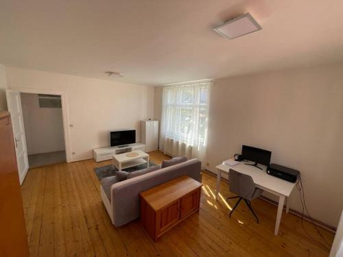 uma sala de estar com um sofá e uma mesa em Apartmán Na Polabí 2 em Mělník