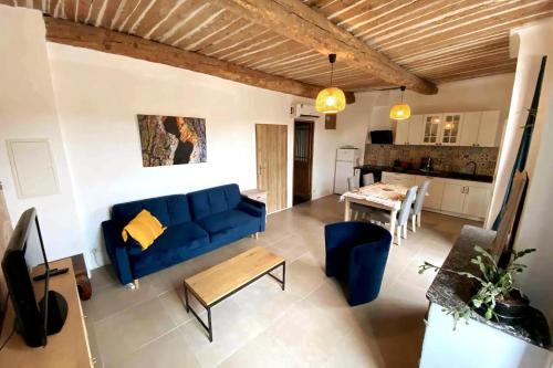 Posezení v ubytování Appartement provençal avec terrasse dans le Var