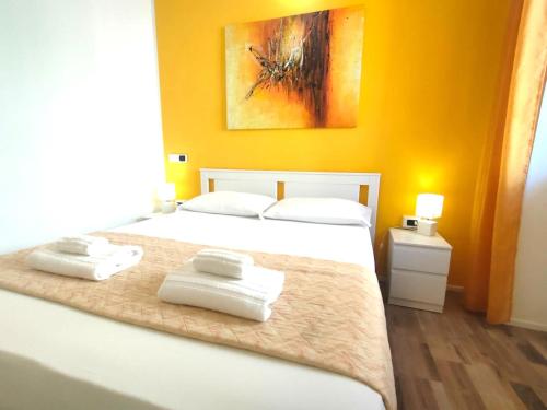 um quarto com uma cama com duas toalhas em Iris Rooms em Cagliari