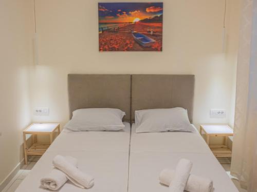um quarto com uma cama com duas toalhas em Doris home in Ilha de Rhodes