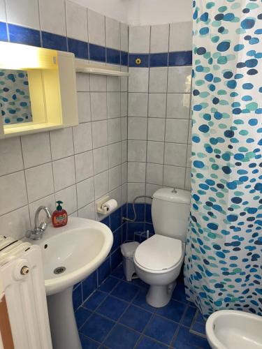 Ένα μπάνιο στο Secret Oasis Aptms room1