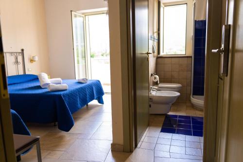 a bathroom with a bed and a toilet at Hotel Villa Senator Mediterraneo in Tortora