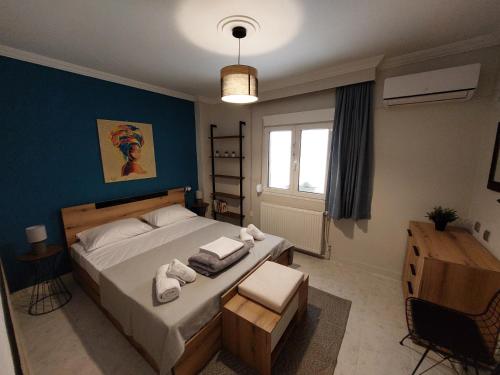 1 dormitorio con 1 cama con toallas en Central Garden Escape in Thessaloniki, en Tesalónica