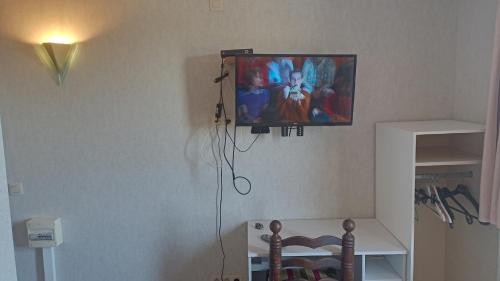 Una televisión o centro de entretenimiento en Arconaty Hotel