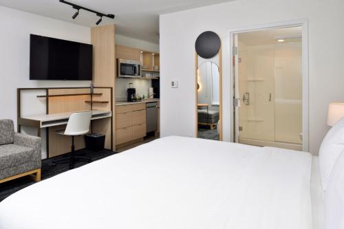 Кровать или кровати в номере TownePlace Suites by Marriott Asheville Downtown