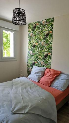 - une chambre avec un lit orné d'une grande peinture murale dans l'établissement appartement 