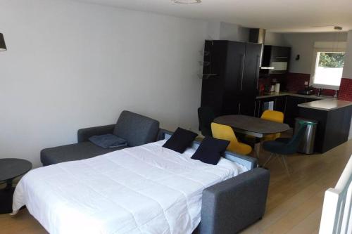 une chambre avec un lit, une table et des chaises dans l'établissement Maison Mitoyenne (Duplex), à Prévessin-Moëns