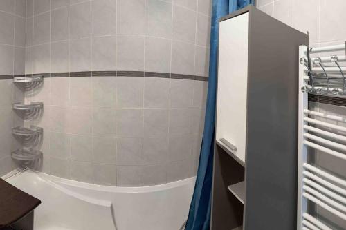 une salle de bain avec douche et toilettes dans l'établissement Maison Mitoyenne (Duplex), à Prévessin-Moëns