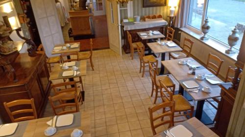 Un restaurante u otro lugar para comer en Arconaty Hotel