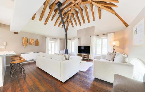 - un salon avec deux canapés blancs et une télévision dans l'établissement 3 Bedroom Lovely Apartment In Ocquerre, à Ocquerre