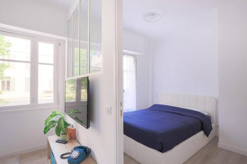 - une chambre avec un lit et une fenêtre dans l'établissement Paca Properties - 2MD - Beau T2, à Cannes