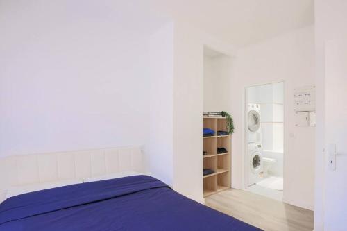 - une chambre blanche avec un lit et un lave-linge dans l'établissement Paca Properties - 2MD - Beau T2, à Cannes