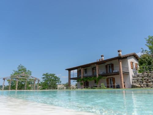 a house sitting on top of a pool of water at Agriturismo Camponovo in Brisighella