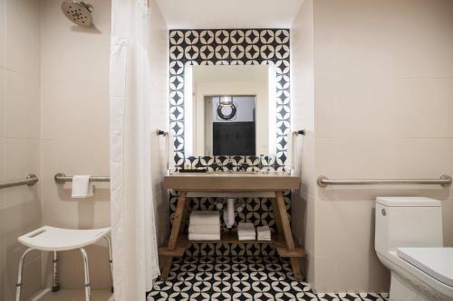 een badkamer met een wastafel en een spiegel bij Renaissance Columbus Westerville-Polaris Hotel in Westerville