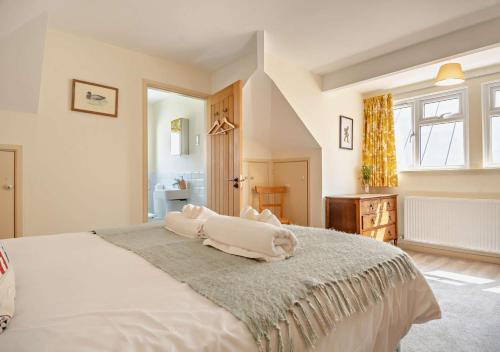 ein Schlafzimmer mit einem großen Bett mit einem Tier drauf in der Unterkunft Midsomer in Aldeburgh