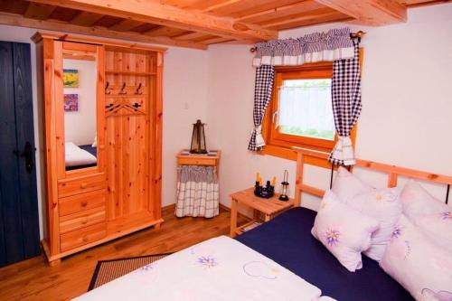 - une chambre avec un lit et une fenêtre dans l'établissement Patohill Vineyard Village, à Petrikeresztúr