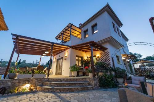 una casa con patio y escaleras en la parte delantera en Villa Fylira, en Kato Gatzea