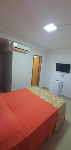 Ένα ή περισσότερα κρεβάτια σε δωμάτιο στο Trindade Hotel