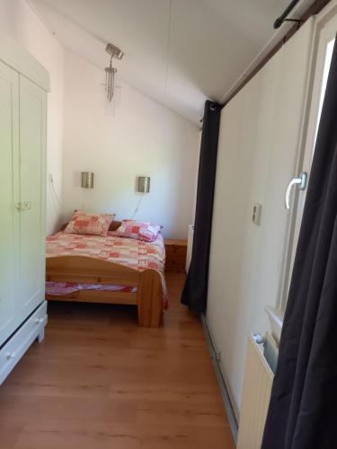 a bedroom with a bed in a room at Natuurhuisje Eartswoud in Aartswoud