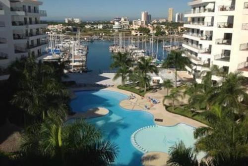 una habitación de hotel con vistas al puerto deportivo. en Condominio c/ alberca y vista a Marina Mazatlán en Mazatlán