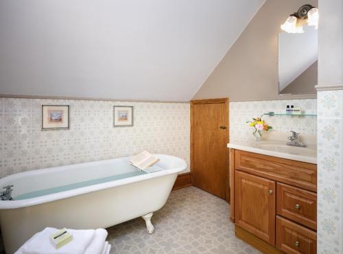 uma casa de banho com uma banheira e um lavatório em Keystone Inn Bed and Breakfast em Gettysburg