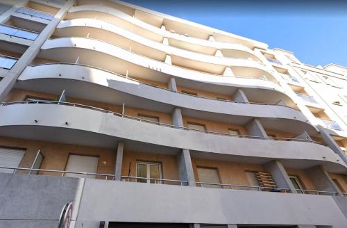 un bâtiment avec des balcons sur le côté dans l'établissement Joli studio avec terrasse, à Marseille
