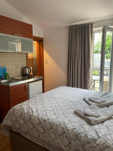 ein Schlafzimmer mit einem Bett mit Handtüchern darauf in der Unterkunft Apartments Manojlovic in Budva