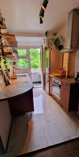 a kitchen with a large counter top in a room at Bright Cosy 1 Bed Apartment, SE London in Chislehurst