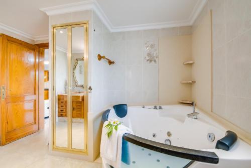 ein großes Bad mit einer Badewanne und einer Dusche in der Unterkunft Finca Alegre in Lloseta