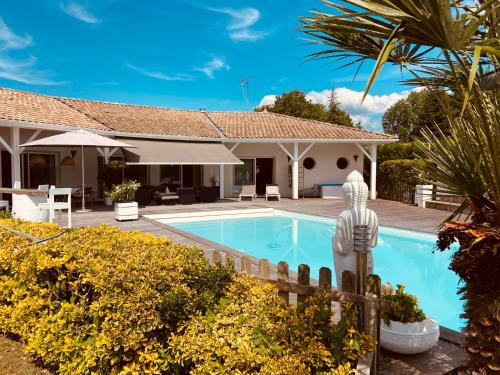 une maison avec une piscine et une clôture dans l'établissement Calme et détente à 4 km de l’ocean, à Saint-Julien-en-Born