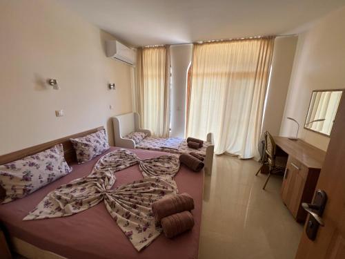 Cette chambre comprend deux lits et une grande fenêtre. dans l'établissement Camping Gradina Garden Beach b33, à Tchernomorets