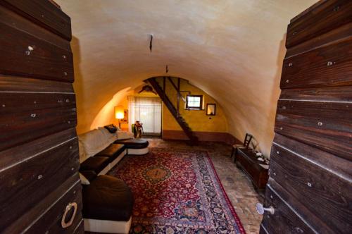 ein Wohnzimmer mit einem Sofa und einem Teppich in der Unterkunft La Dimora nel Castello in Castellaro